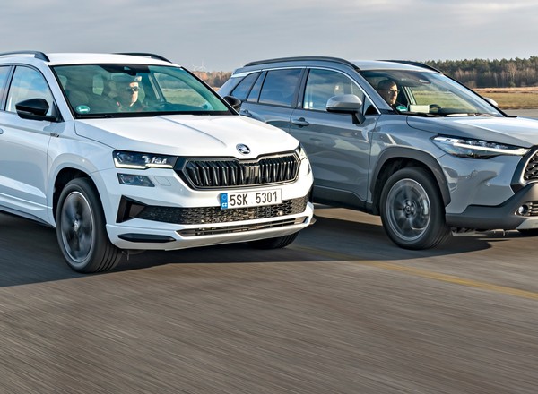 Skoda Karoq kontra Toyota Corolla Cross. Sprawdzamy, co jest lepsze — benzyniak czy hybryda?