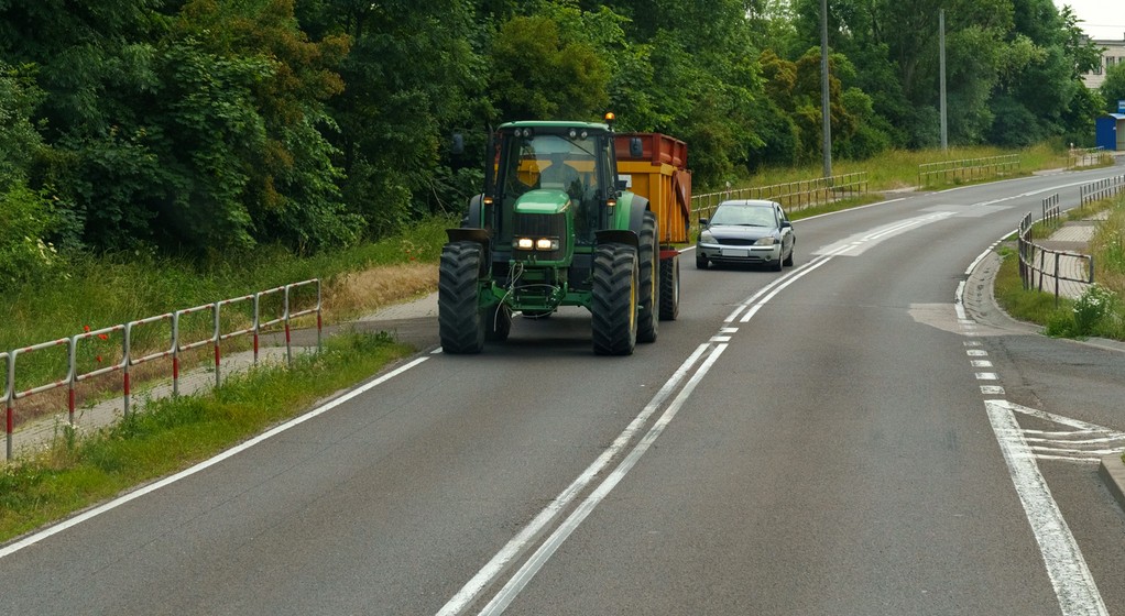 Czy można wyprzedzić traktor na linii ciągłej?