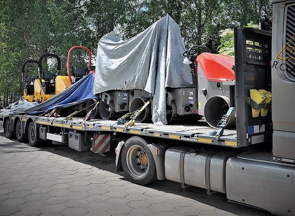 Laweta z walcami drogowymi za ponad milion złotych. Policjanci skojarzyli fakty