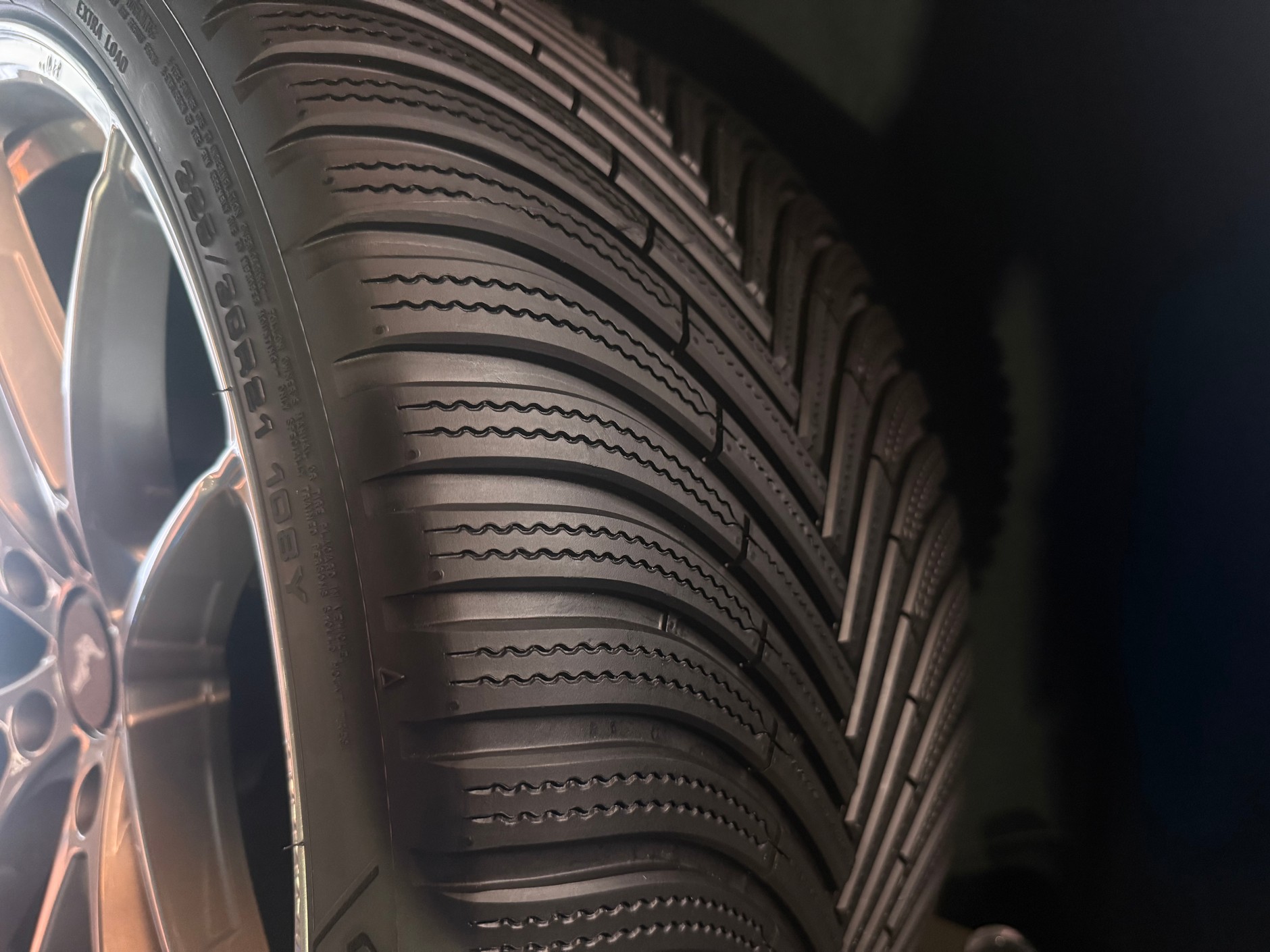 Vector All Season 4 nie tylko dobrze jeździ, lecz także całkiem dobrze wygląda