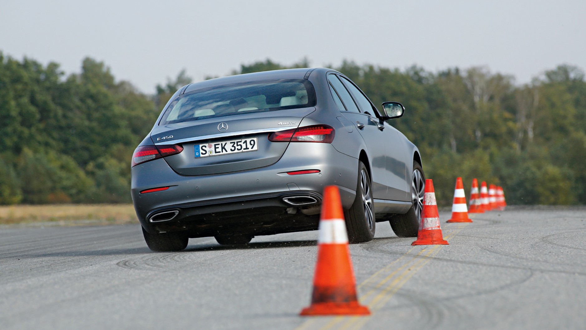 Mercedes E 450 4Matic - próba slalomu