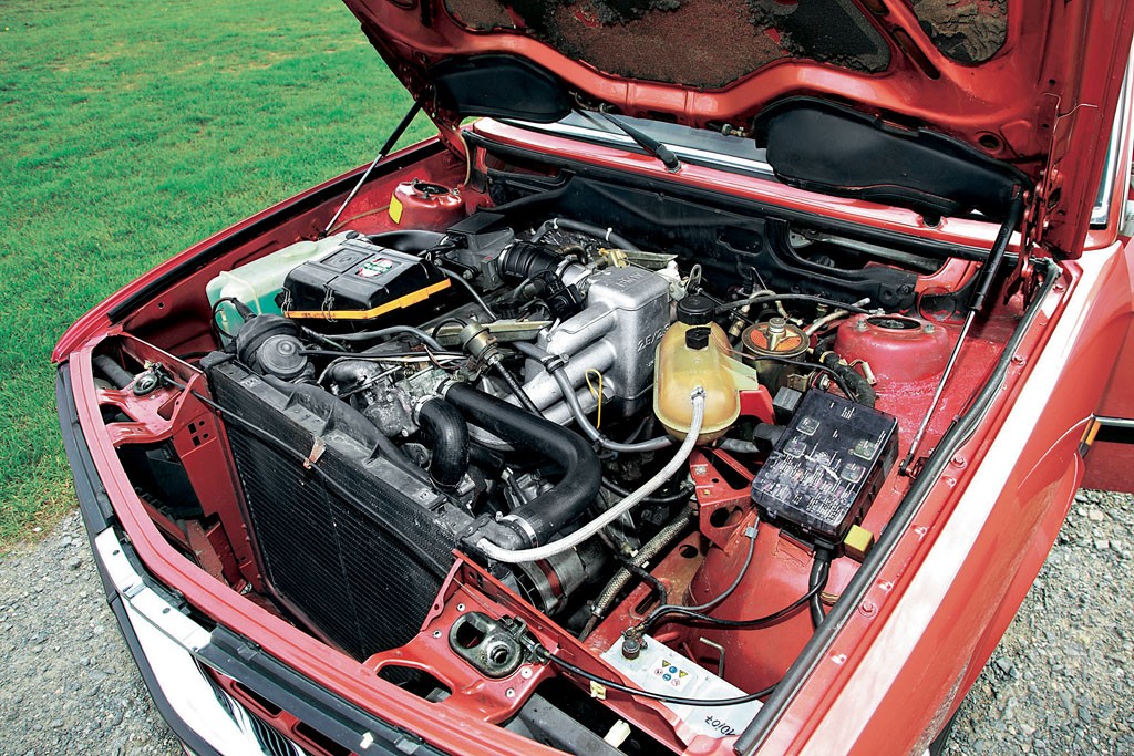 Sześciocylindrówka po bożemu – specjalność BMW. 2,5-litrowa, rzędowa jednostka to jeden z najbardziej pożądanych motorów BMW. Opcjonalny zestaw felg TRX wymagał 2000 marek dopłaty. Seryjnie montowano koła w rozmiarze 175/R 14