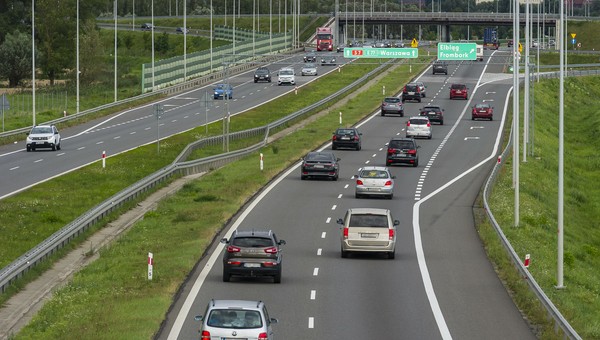 Stosujesz zasadę jazdy na słupki? Jeśli nie, czekają cię punkty karne i wysoki mandat