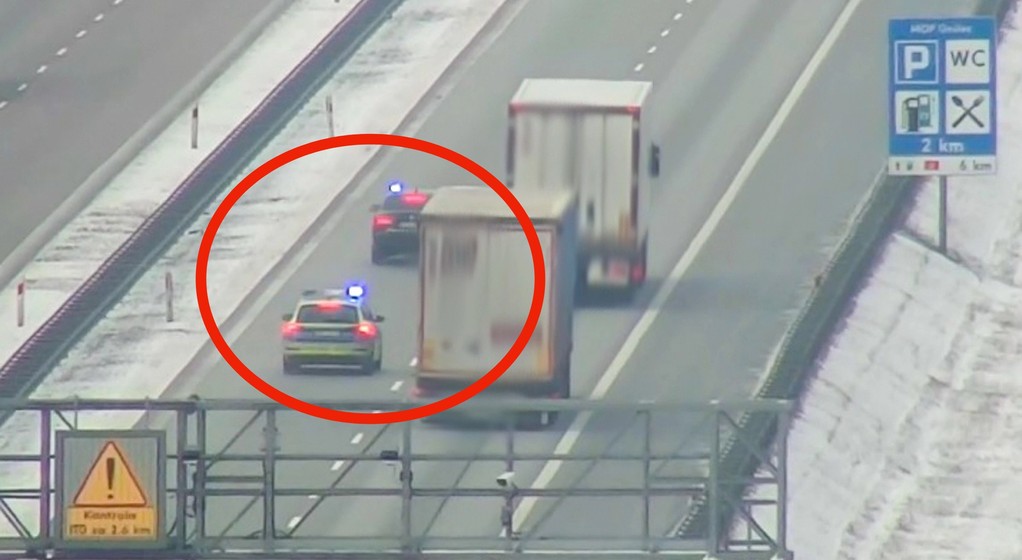 Policjanci prowadzili akcję na A2. Zabrali się za "wyścigi słoni"