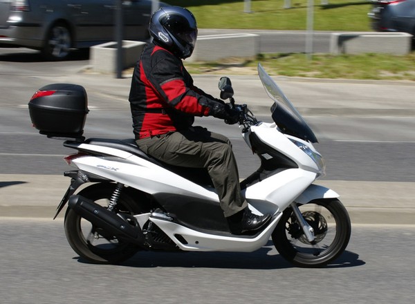 Z możliwości jazdy motocyklem 125 skorzystało już 300 tys. kierowców aut. Niemcy chcą tego zakazać