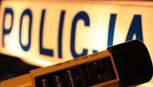 Był pijany i jechał samochodem po prywatnej posesji. Sprawa trafiła do sądu