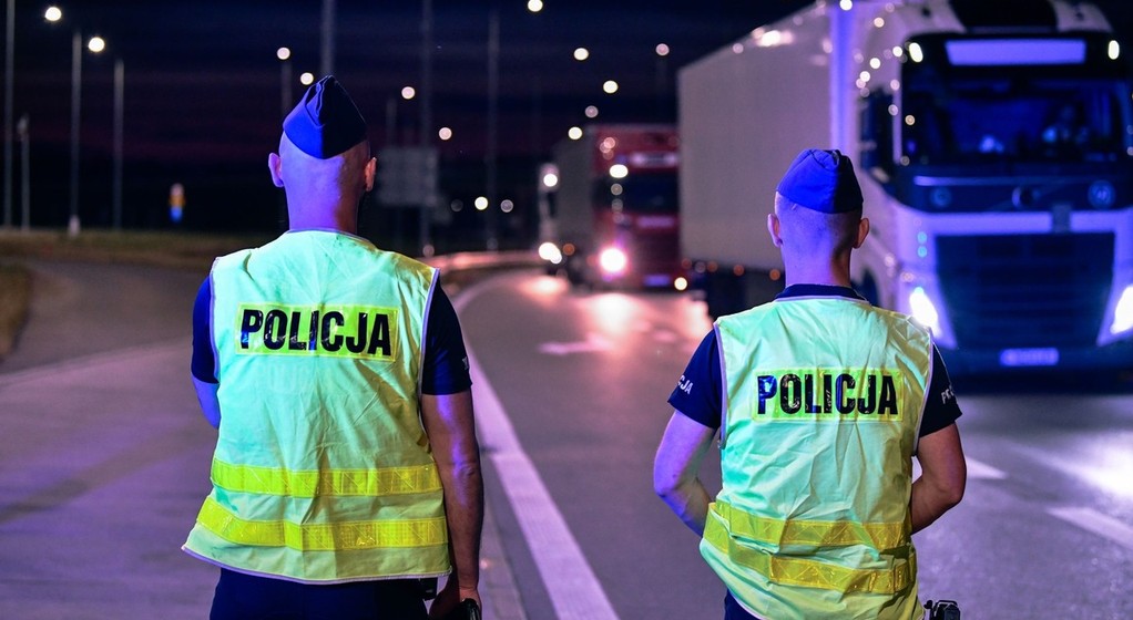 Policjanci pomagają Straży Granicznej kontrolować wjeżdżających do Polski. Sporo jest zatrzymanych
