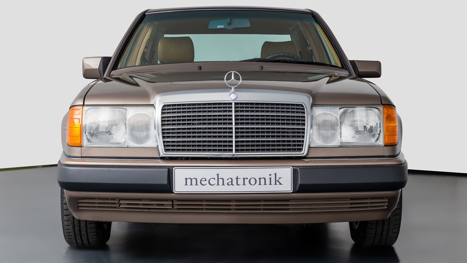 Mercedes 300 D z przebiegiem 384 km