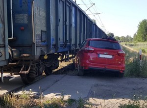 Kierowca Forda chciał staranować pociąg towarowy