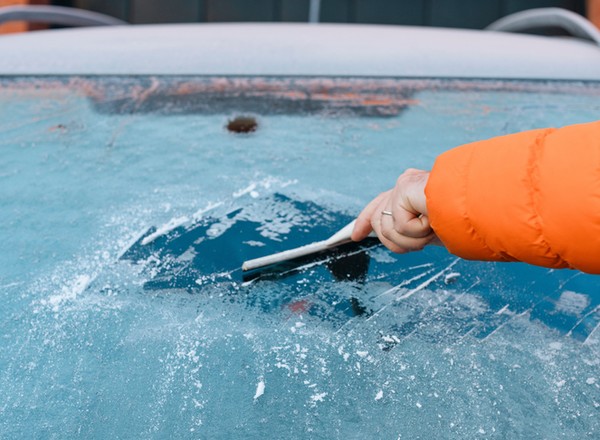 Sposób na zamarznięte szyby. Ten patent podzielił internautów