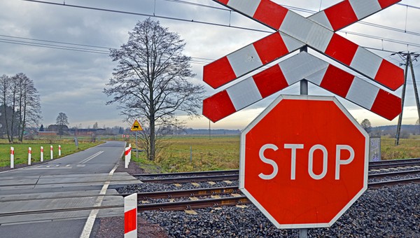Absurd drogowy. Likwidują znaki STOP na przejazdach. Według PKP są niepotrzebne