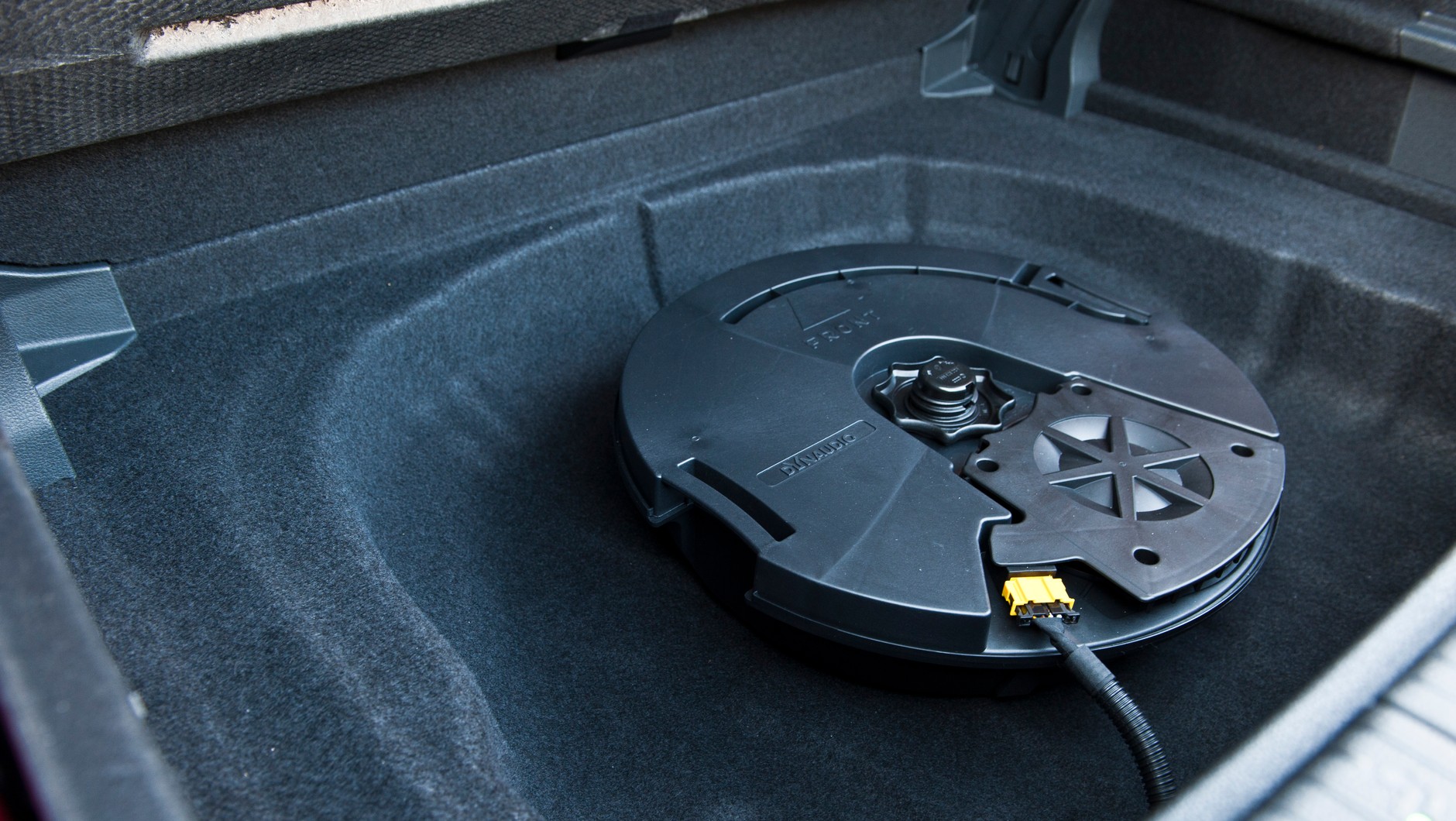 Pod podłogą bagażnika ukryto subwoofer (opcja). W Polsce w tym miejscu dostępne będzie seryjnie koło zapasowe
