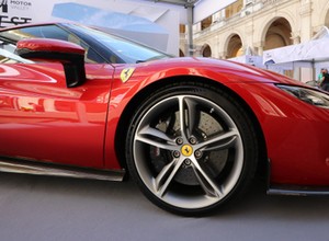 Kierowca Ferrari rozbił się o ogrodzenie domu. Trudno uwierzyć, co stało się potem