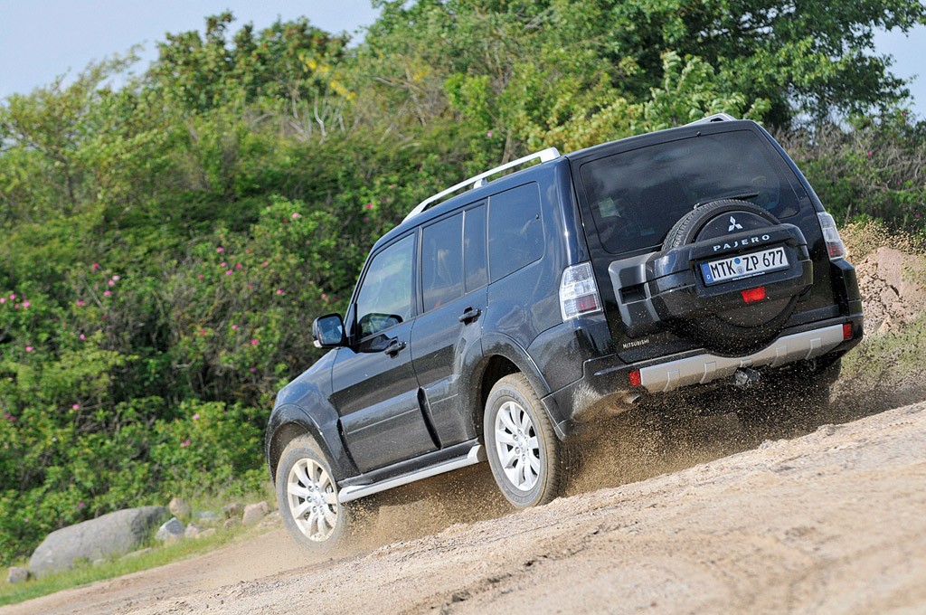 Luksusowe terenówki na wszelki wypadek: Mitsubishi Pajero kontra Toyota Land Cruiser, Land Rover Discovery i Nissan Pathfinder