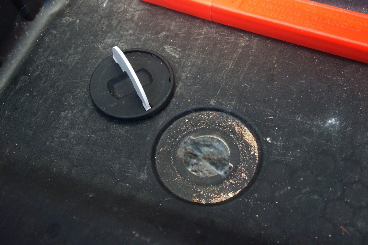 Nowy samochód z dziurą w podłodze. Usterka? Nie. To specjalny odpływ