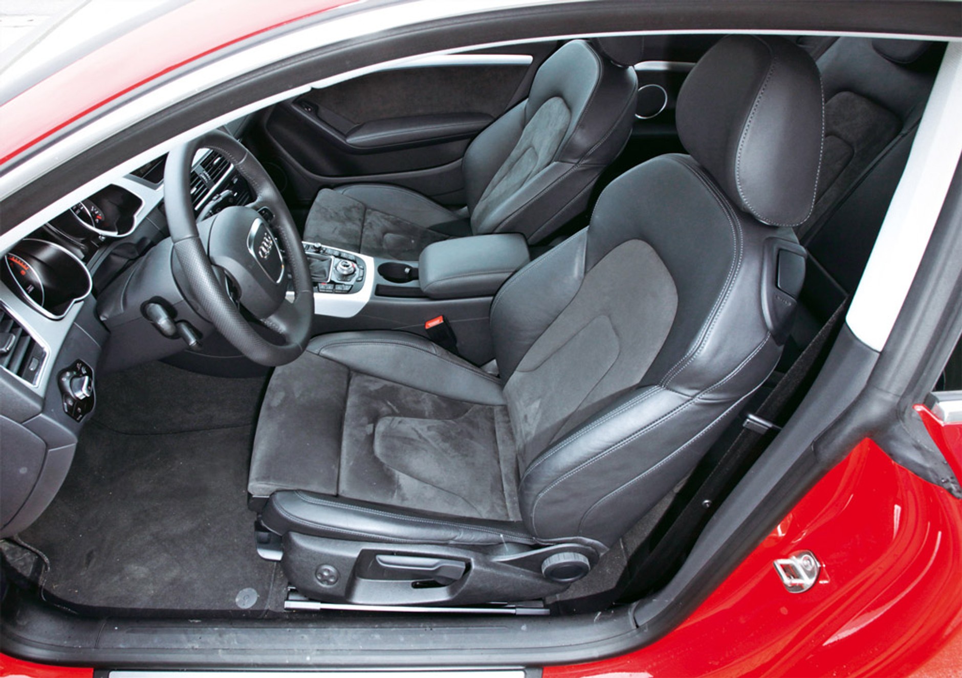 Audi A5 Coupe kontra Hyundai Genesis: ogniste wyścigówki na start!