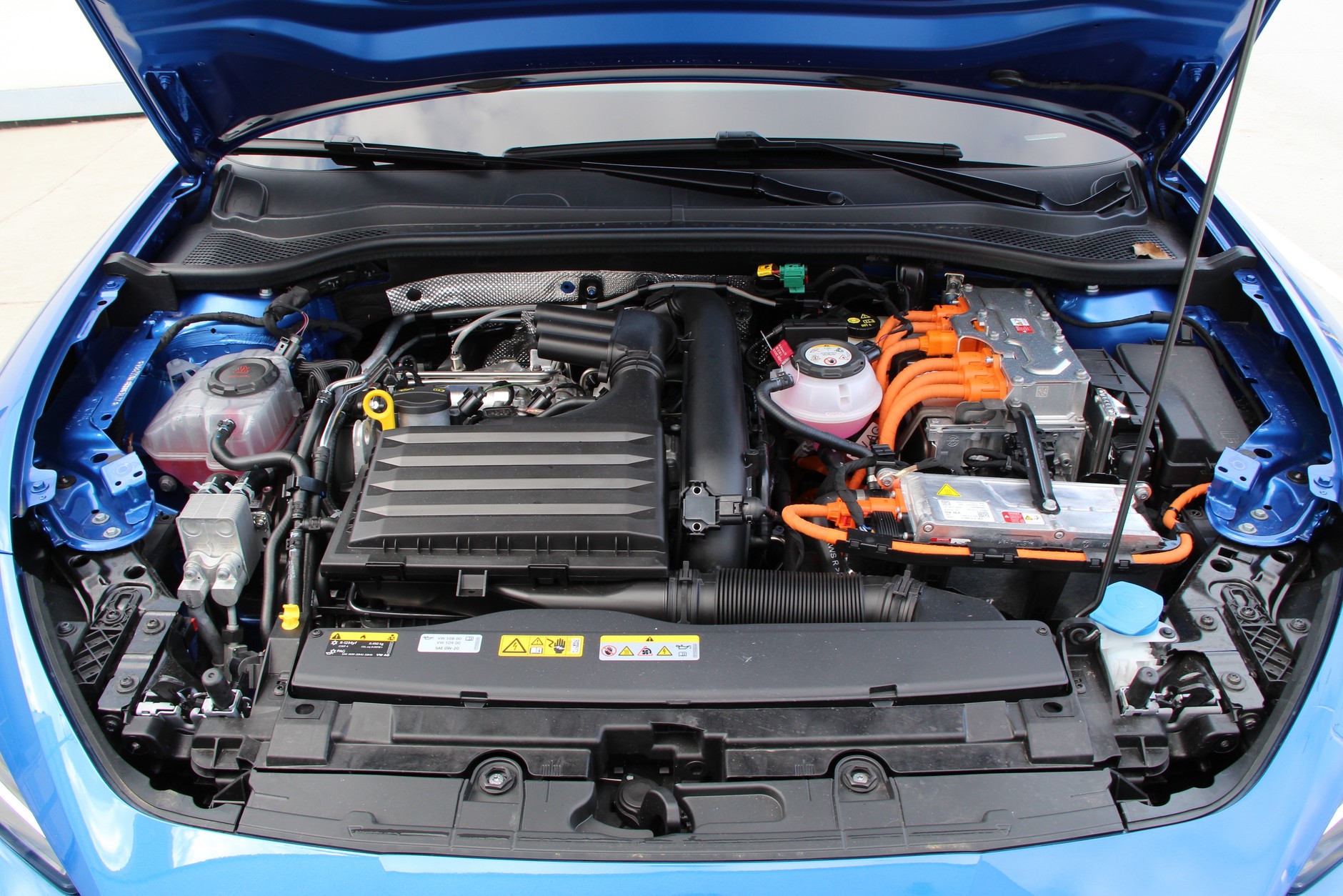 Samochód hybrydowy PHEV