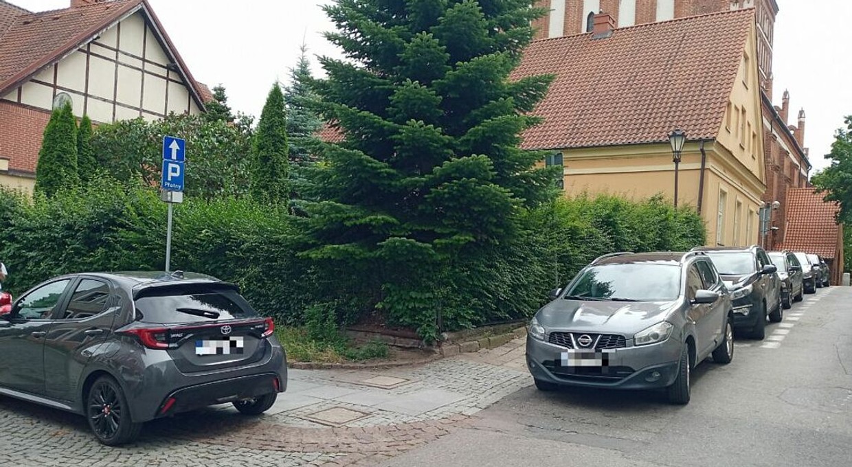 Straż miejska będzie odholowywać auta z olsztyńskiej starówki. I turystom i mieszkańcom