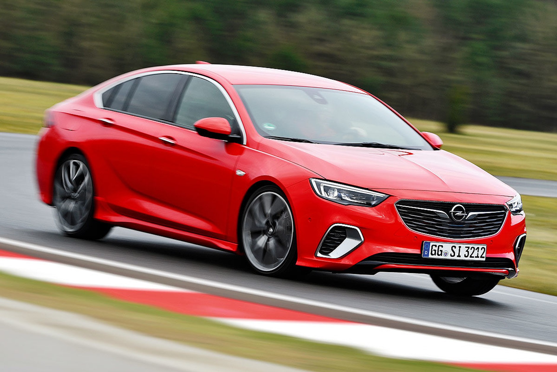 Skoda Superb kontra Opel Insignia - który daje więcej frajdy z jazdy?