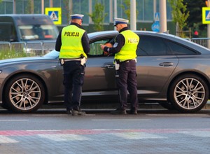"Rutynowa kontrola" na drodze. Kiedy policjanci mają prawo nas zatrzymać?