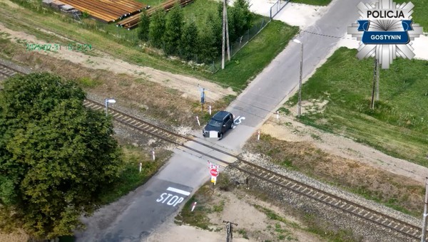 Policyjne drony nad przejazdami kolejowo-drogowymi