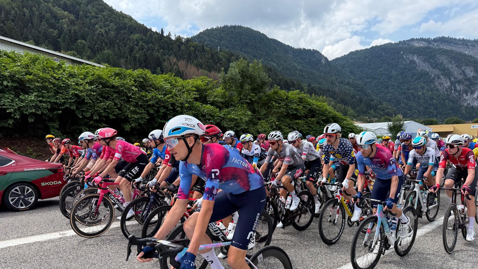Zawodnicy Tour de France na sekundę przed znakiem sędziego mówiącym o starcie do 20. etapu