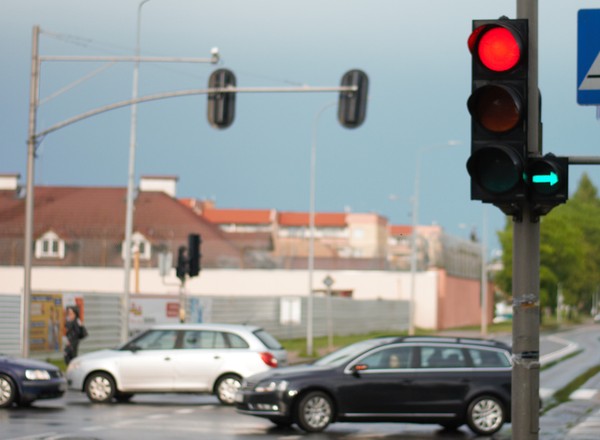 Zielona strzałka — zatrzymać się czy jechać?