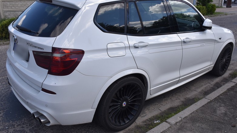 Zatrzymane przez policję BMW pijanego kierowcy