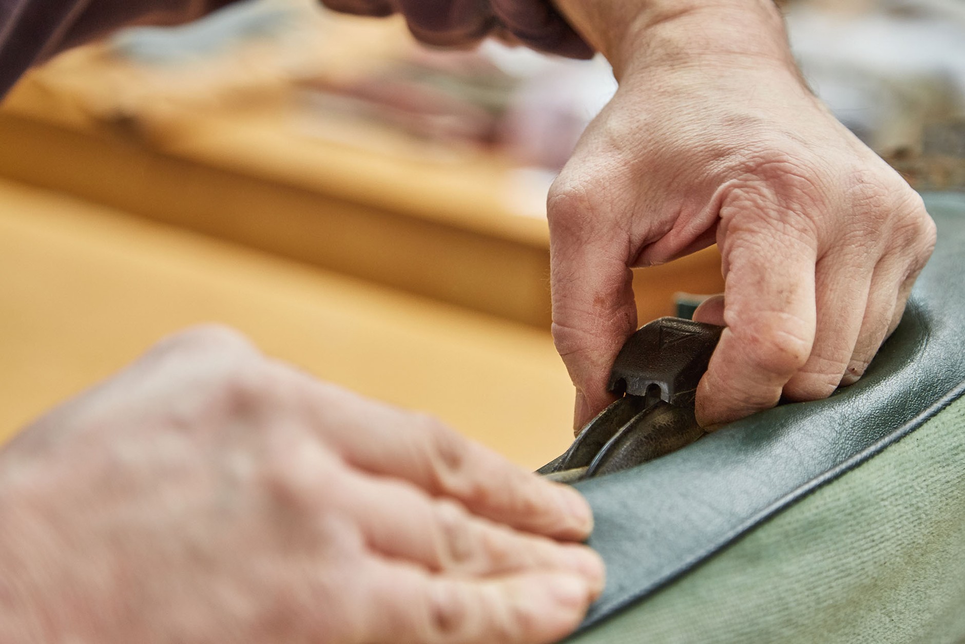 Jak samodzielnie naprawić zniszczoną tapicerkę?