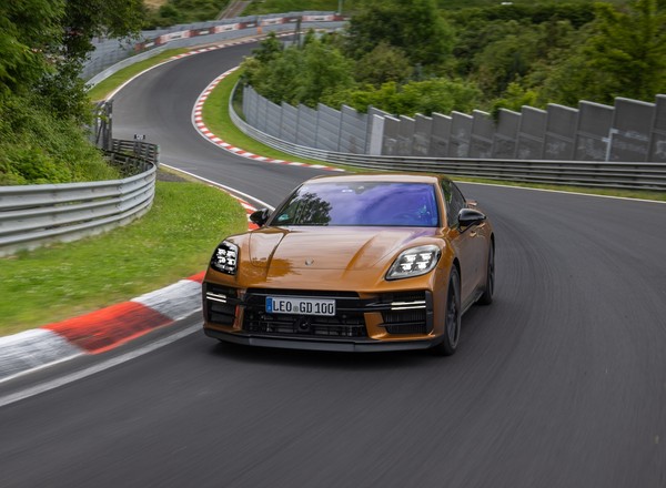 Nowe Porsche Panamera ustanowiło rekord na kultowym torze