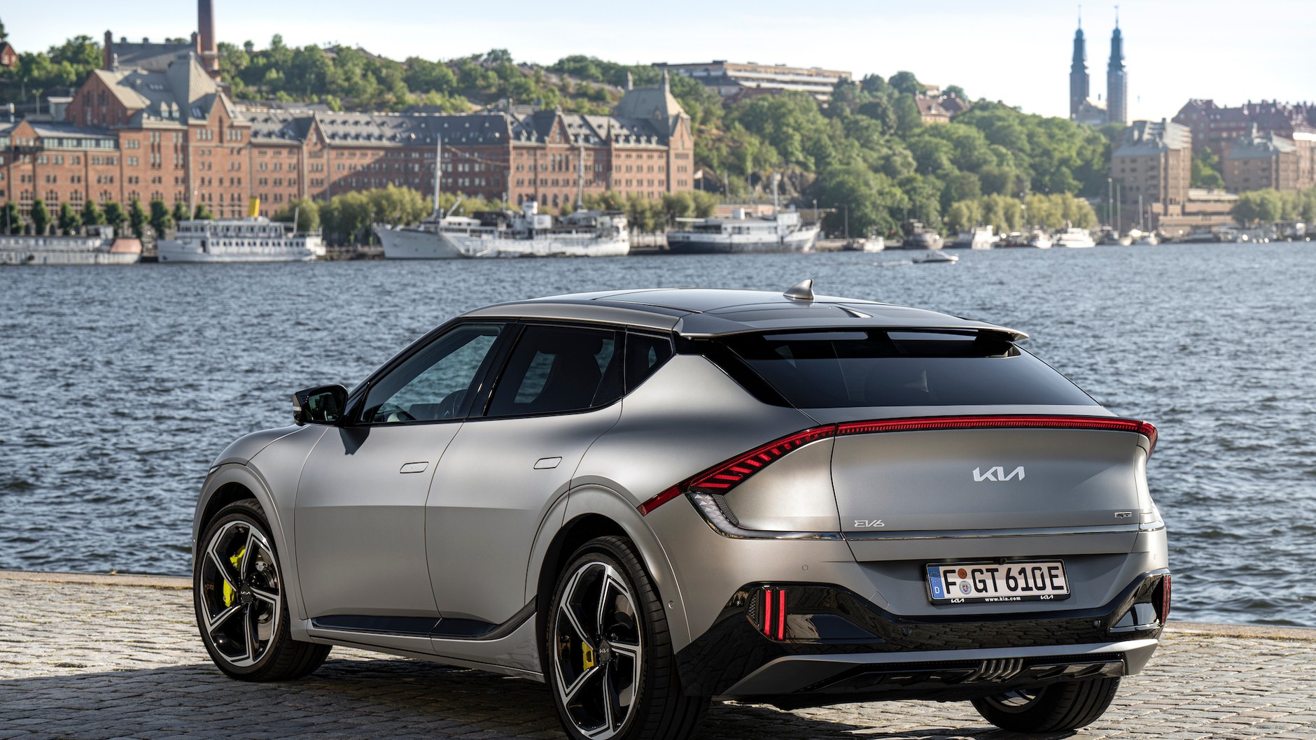 Tak jak inne wersje EV6, GT może korzystać z superszybkich ładowarek o mocy 350 kW – uzupełnienie energii od 10 do 80 proc. trwa wówczas tylko 18 minut