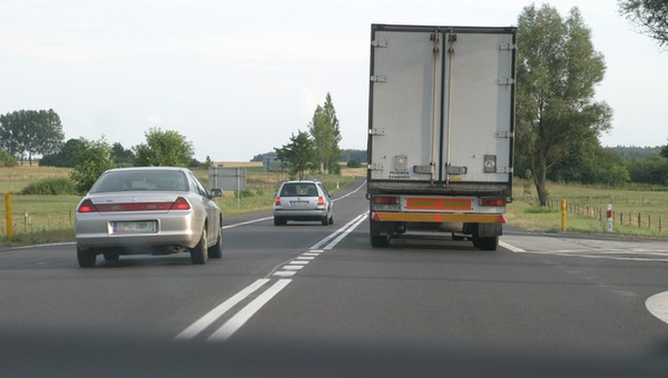 Podwójna linia ciągła to zakaz wyprzedzania? Nie, to zależy od parametrów drogi i warunków