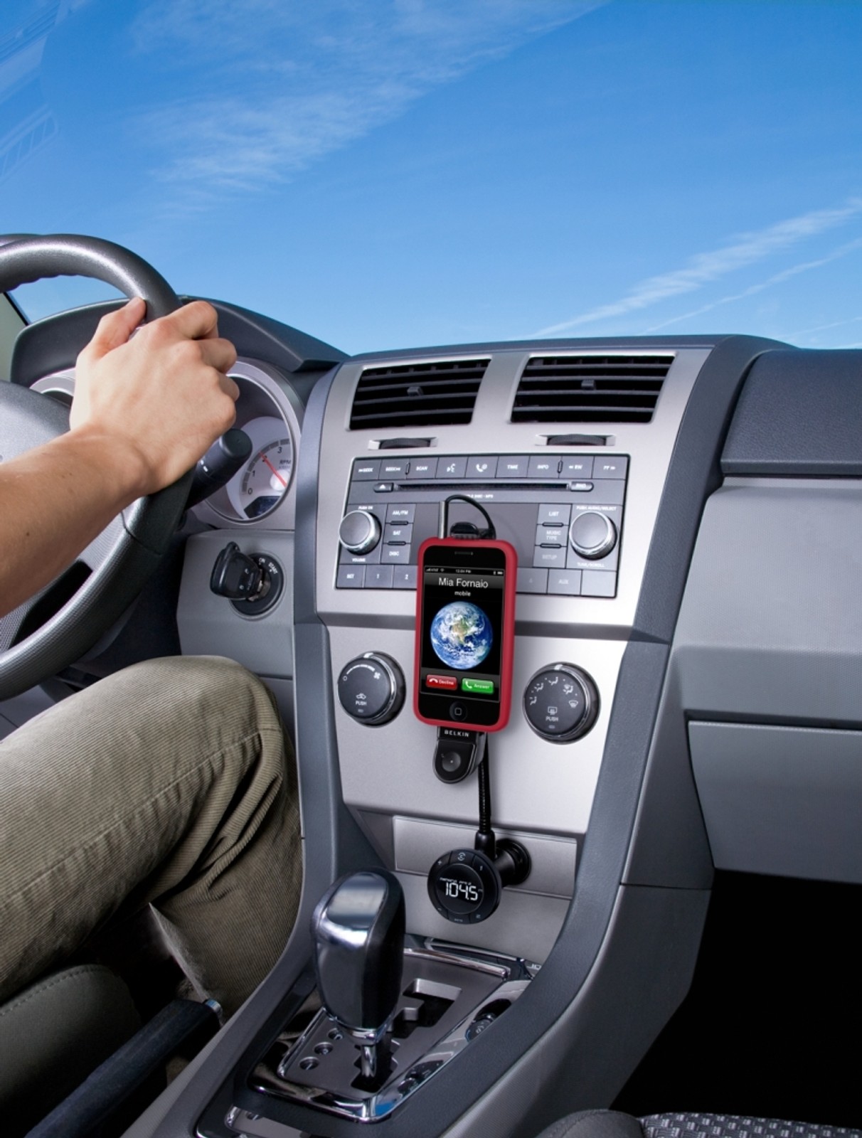 Charakterystycznym rozwiązaniem zestawów Belkina jest długi pałąk z mocowaniem dla telefonów iPhone ze złączem starszej generacji.