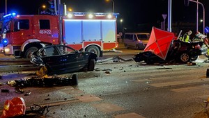 Zginęły trzy osoby, siła uderzenia przepołowiła BMW 
