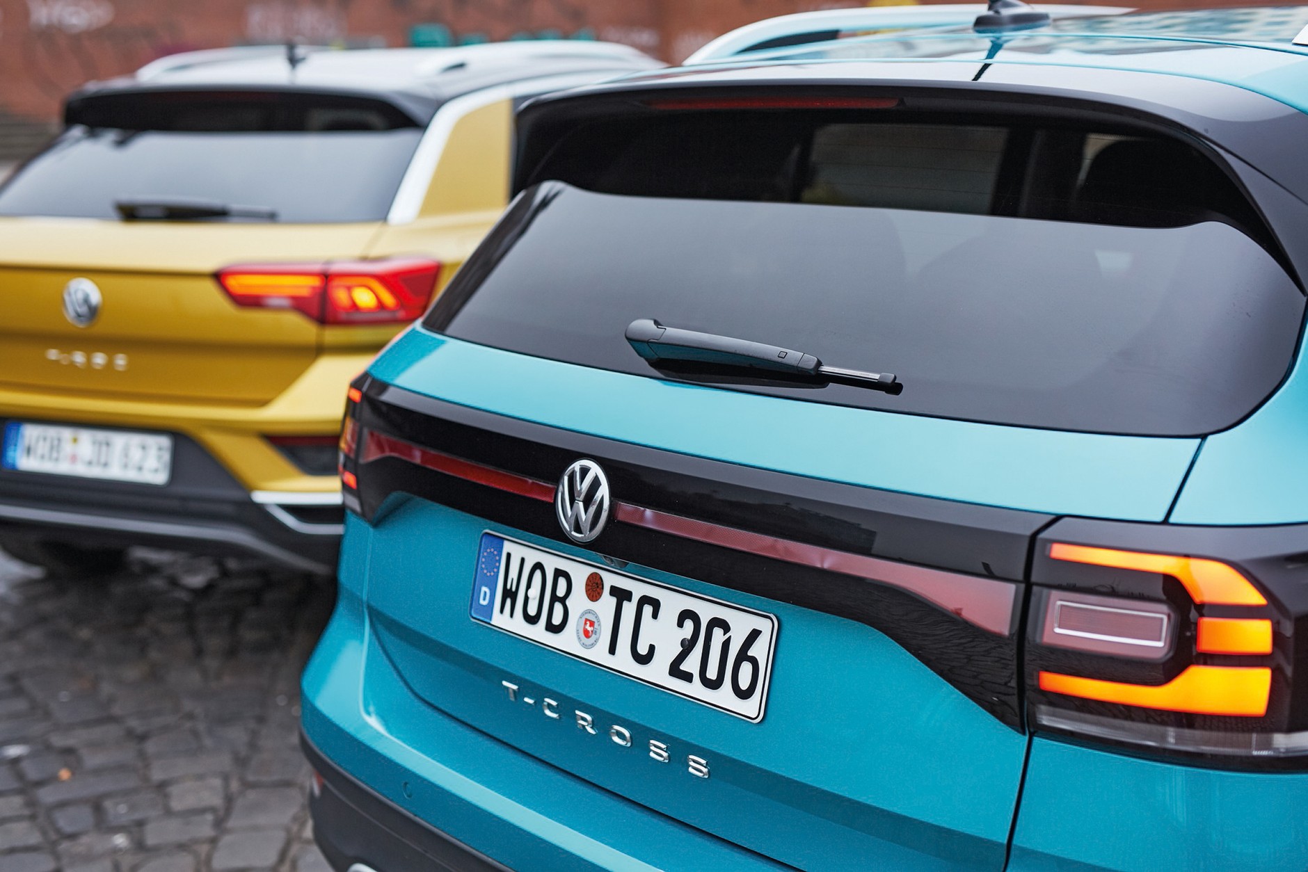 Porównanie 4 par SUV-ów: Mazda, Mitsubishi, Jeep i Volkswagen.