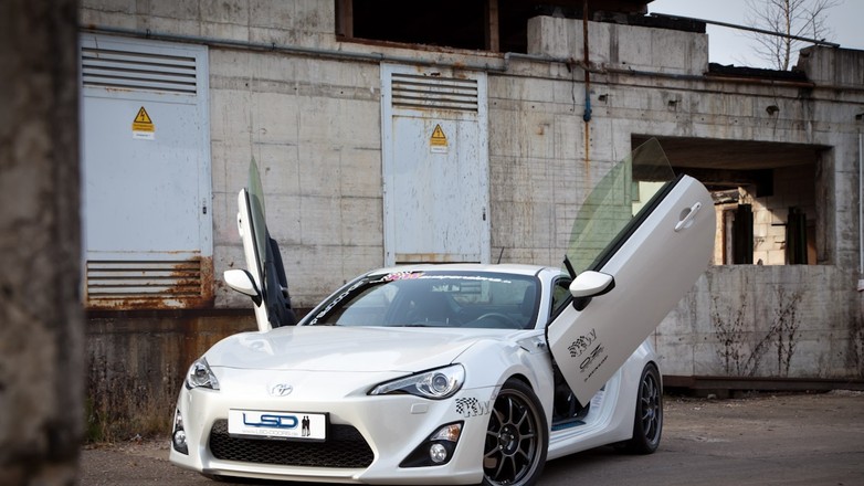 Toyota GT86 z drzwiami LSD w stylu Lambo