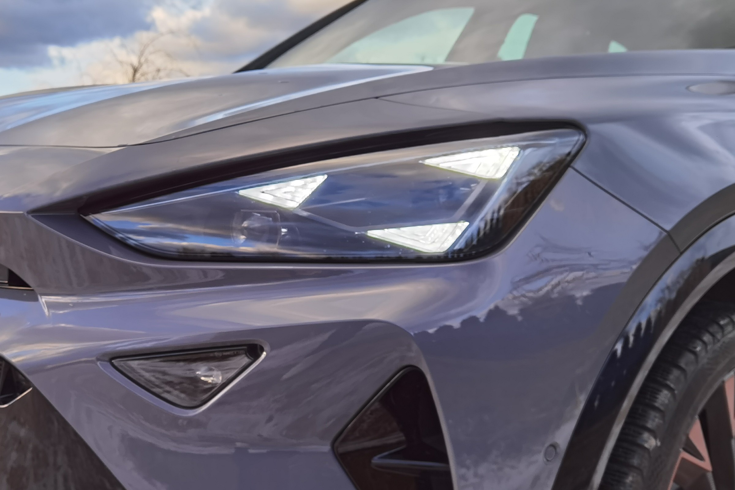 Toyota ma już sześć modeli w TOP 10. Mocne powroty Volkswagena i Cupry