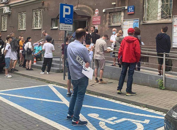 Pandemiczne absurdy. W urzędzie numerki ''z ręki'', tablica w oknie