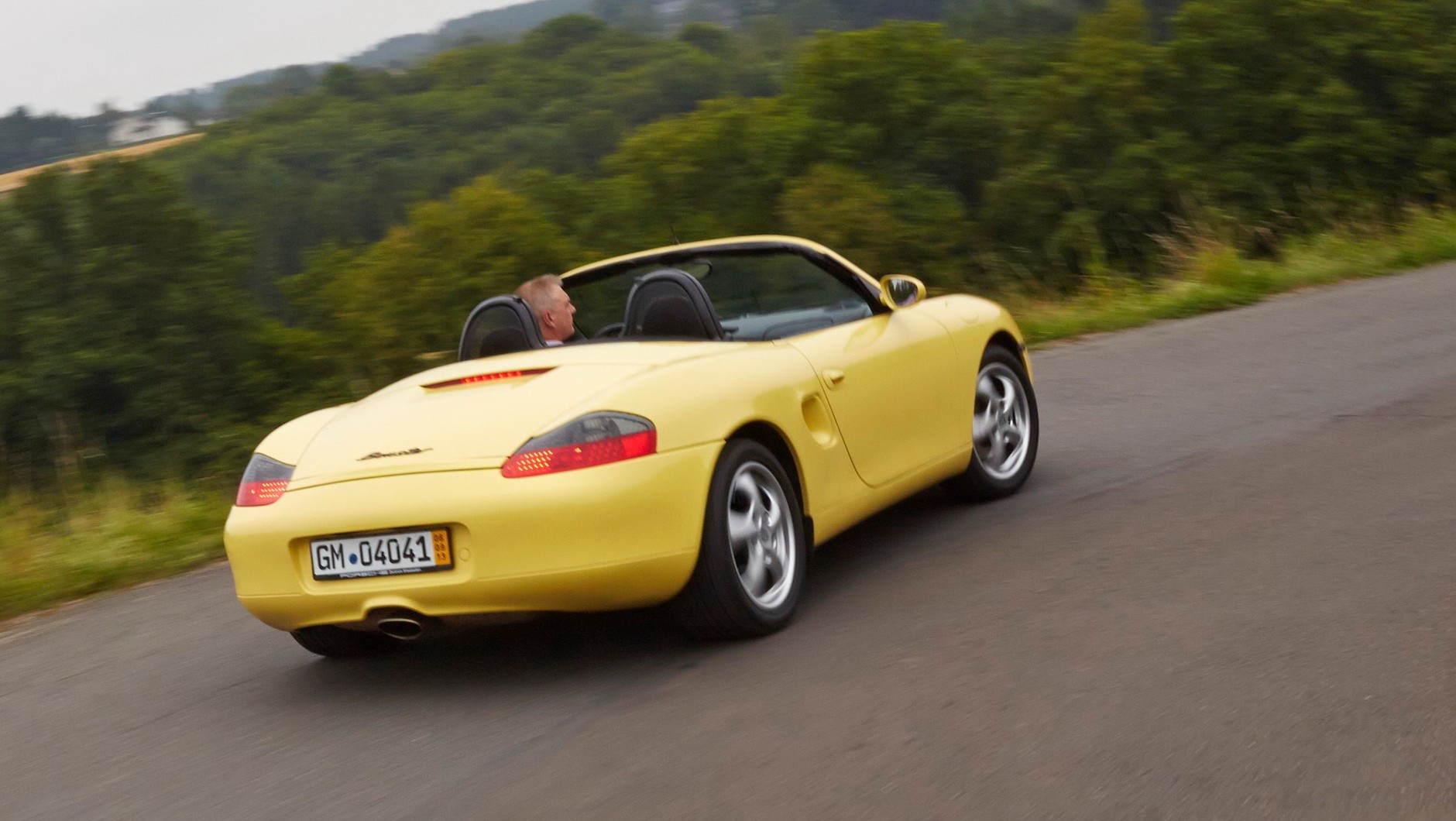 Niebo nad głową, dwa miejsca i świetne prowadzenie - to Porsche Boxster I.