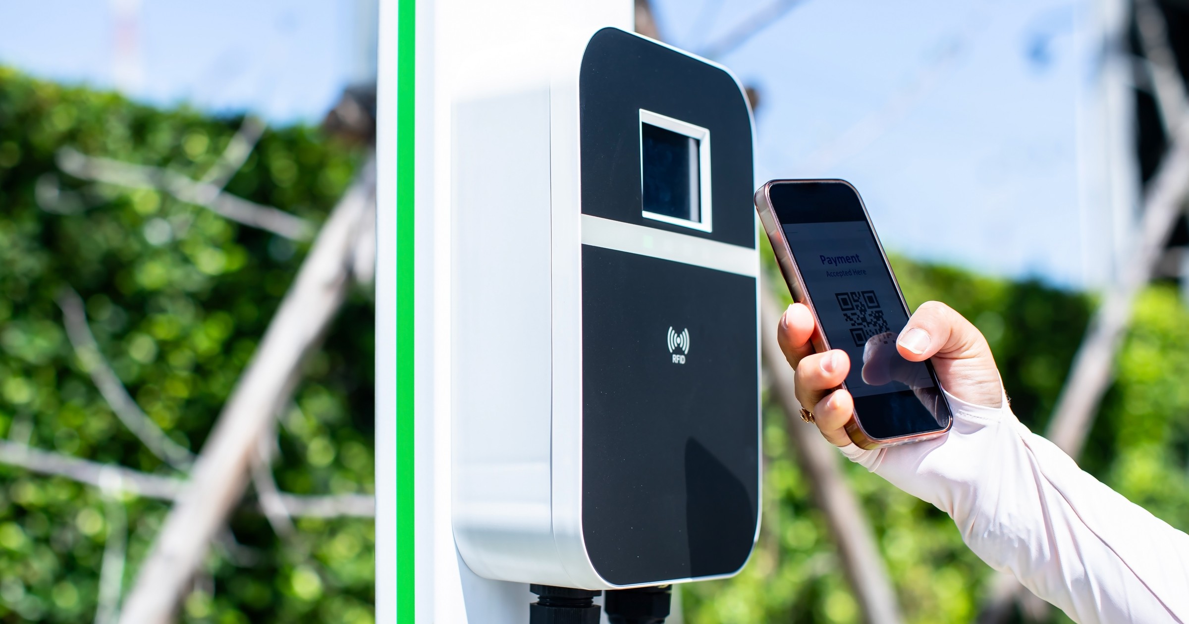 W kierowców samochodów elektrycznych "wycelowano" nową broń. Tak oszukują na ładowarkach
