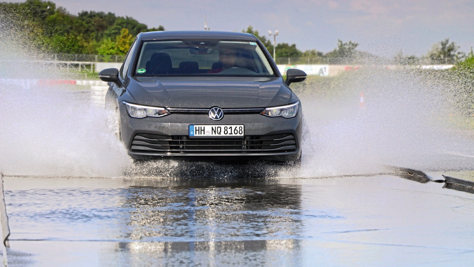 Dobre opony letnie muszą być odporne na aquaplaning