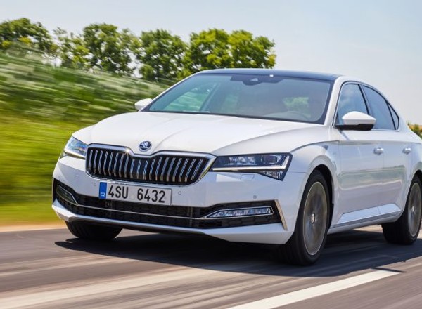 Skoda Superb po liftingu - ładniejsza i bezpieczniejsza