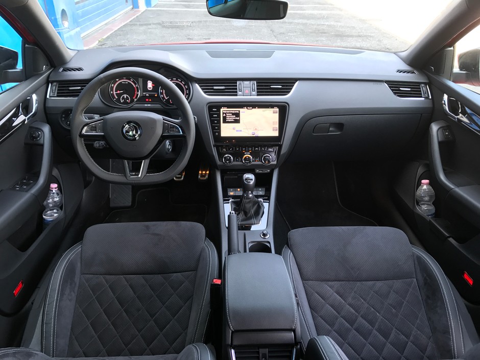 Wnętrze Octavii RS 245 z manualną skrzynią biegów. Radio Columbus za dopłatą