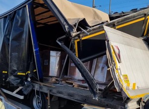 Nowe ciężarówki zniszczone podczas transportu. Laweta zahaczyła o inny pojazd