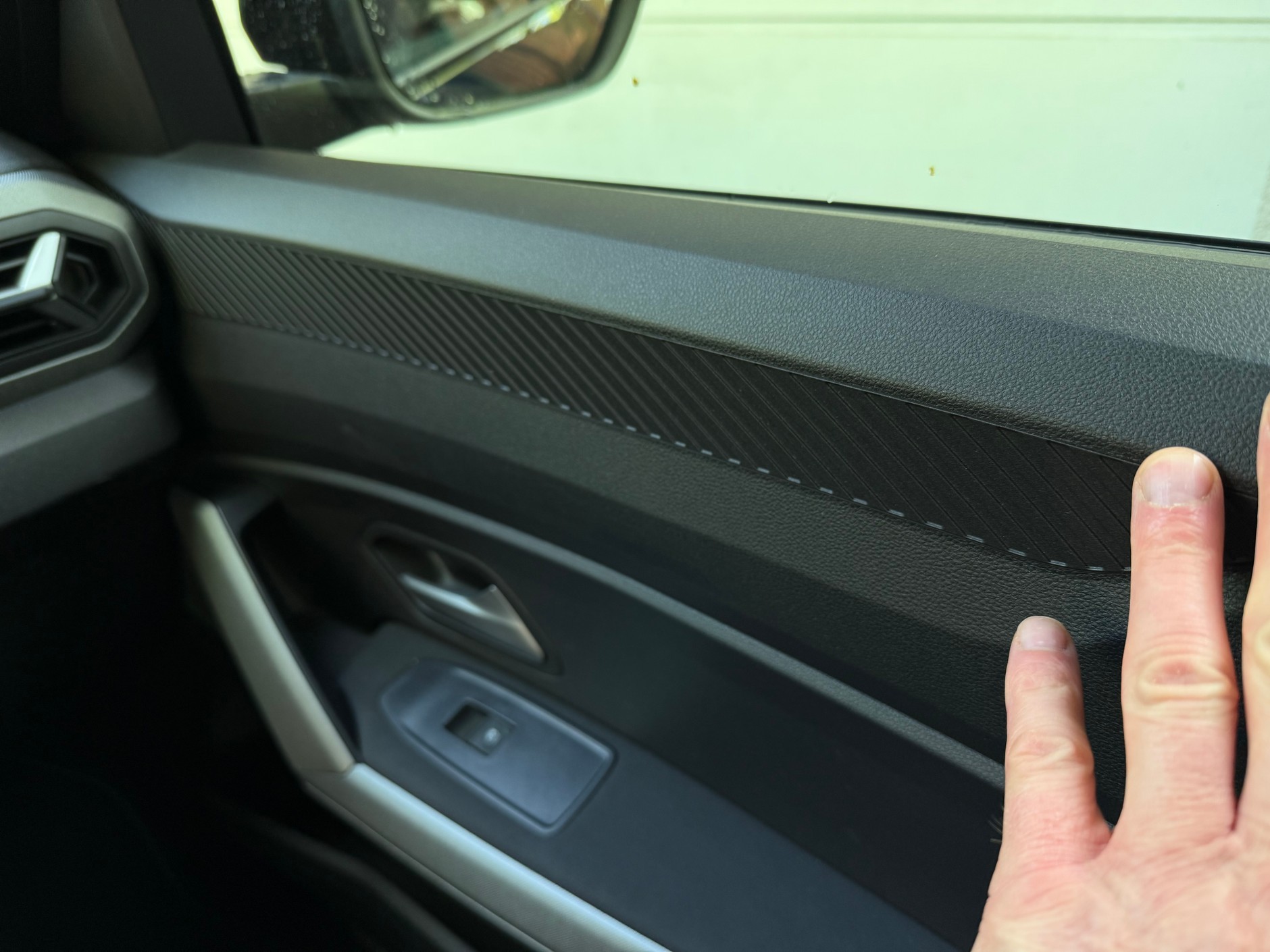 Dacia Bigster Hybrid 155: plastiki we wnętrzu są twarde. Miało być tanio, to jest