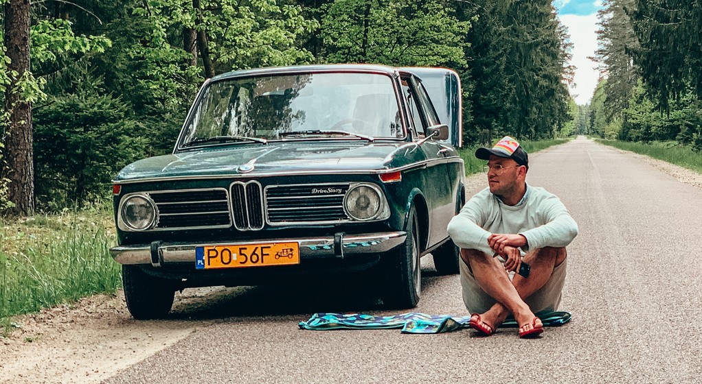Jakub Majewski, twórca projektu DriveStory przy jednym ze swoich BMW 2002