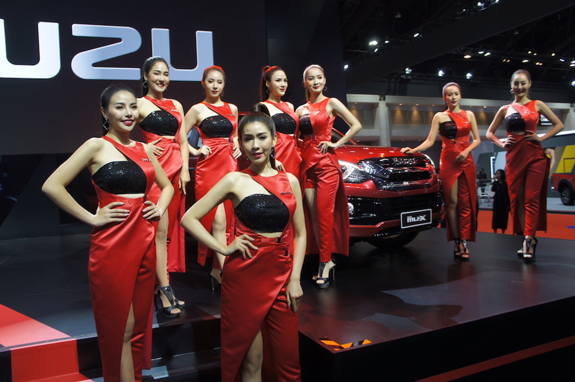 Salon w Bangkoku – modelki i samochody