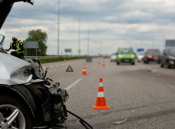 Wypadek na autostradzie. Jak się zachować, żeby przeżyć?