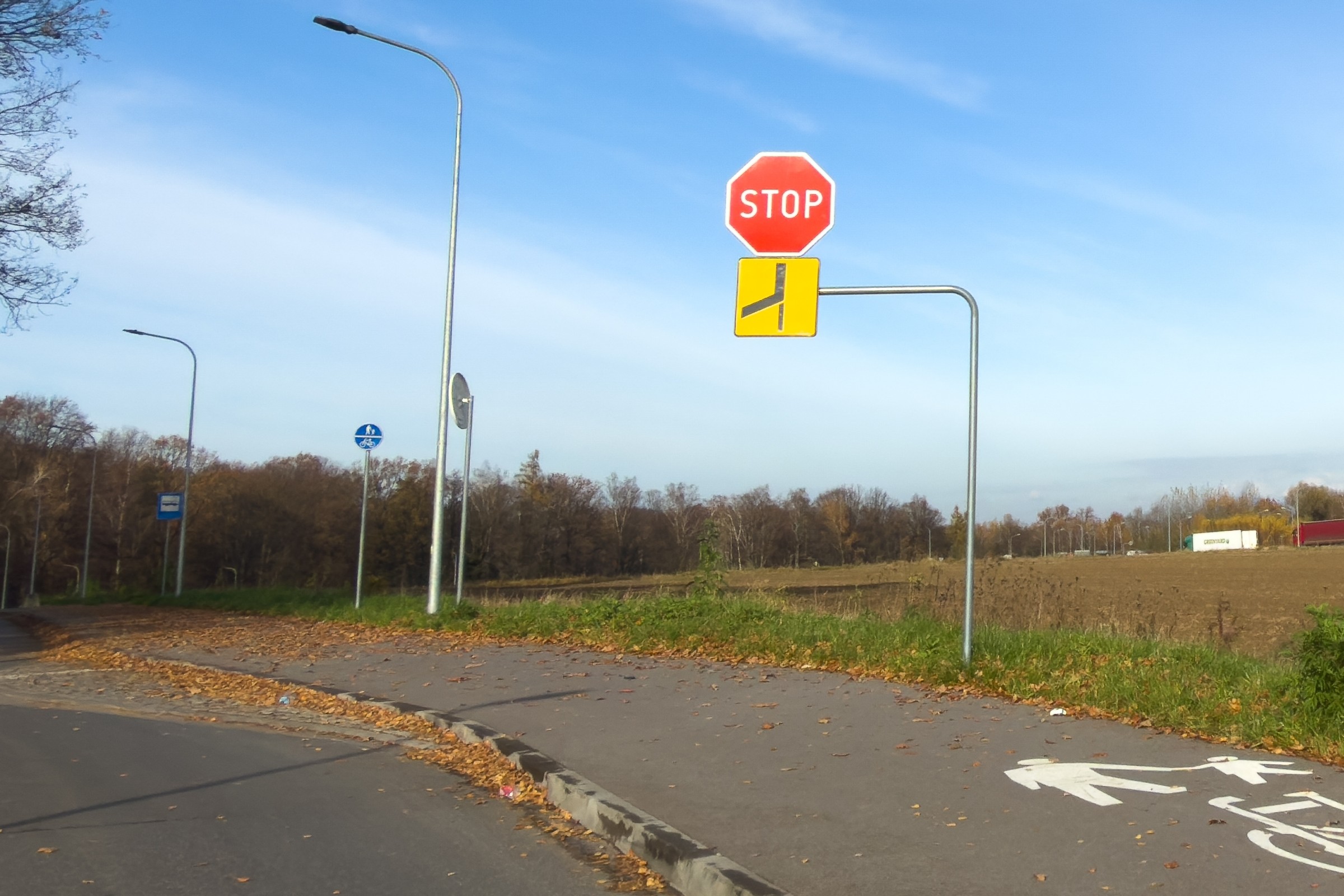 Pierwszeństwo łamane. W jakiej sytuacji musimy użyć kierunkowskazu?