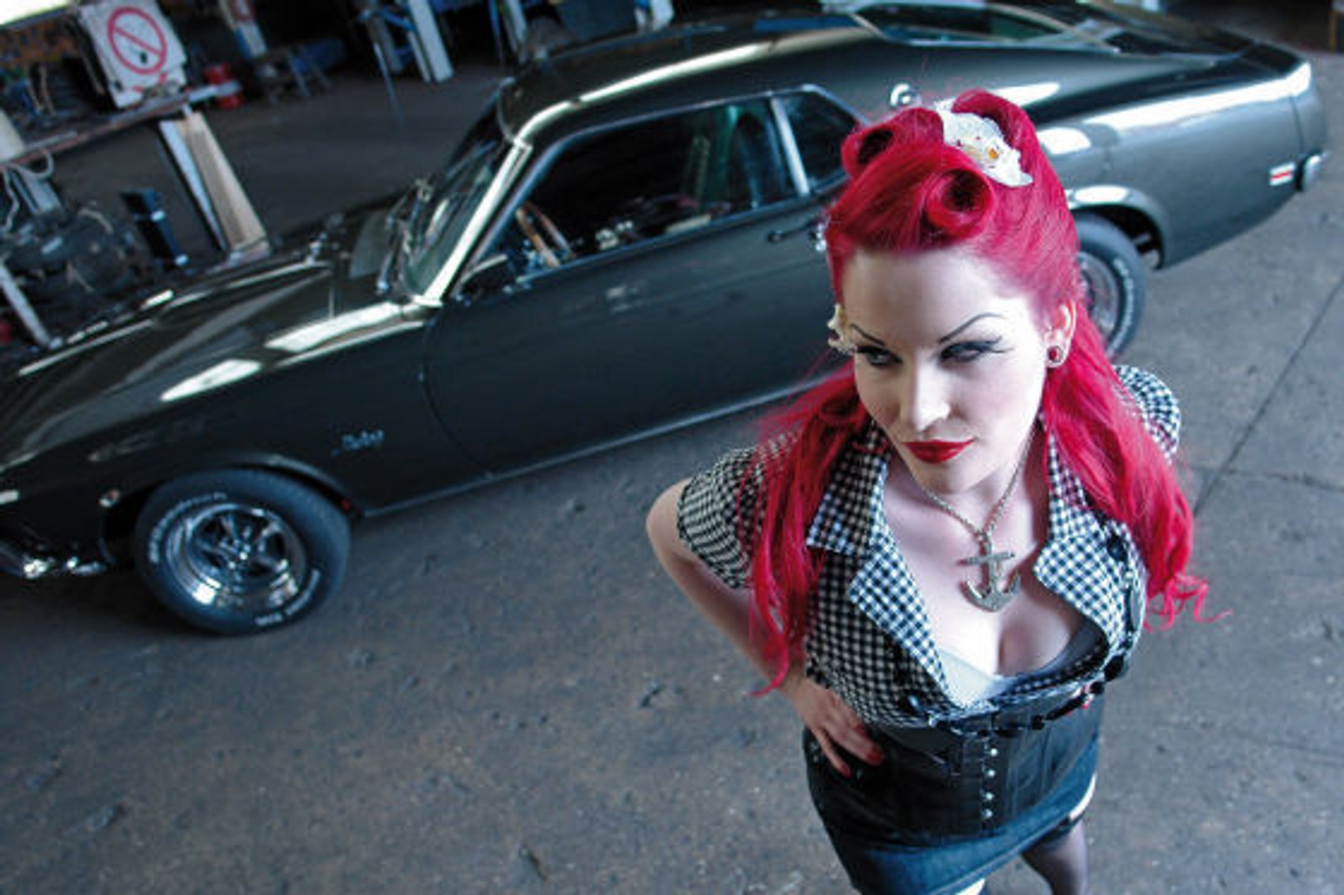 Seksowne kobiety w ekstrawaganckich samochodach